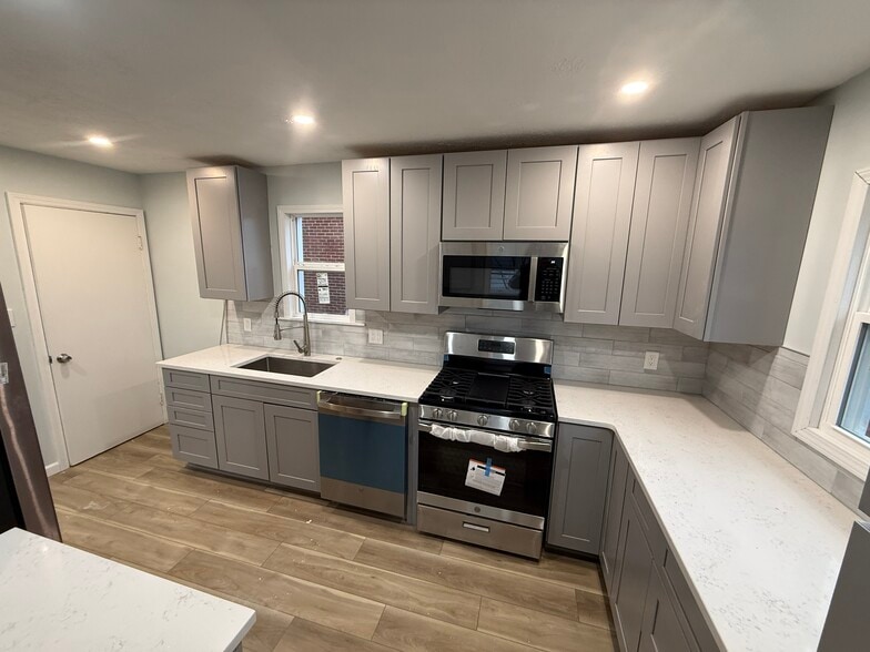 new kitchen with appliances - 4185 Eastway Rd