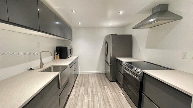 Building Photo - 800 Parkview Dr