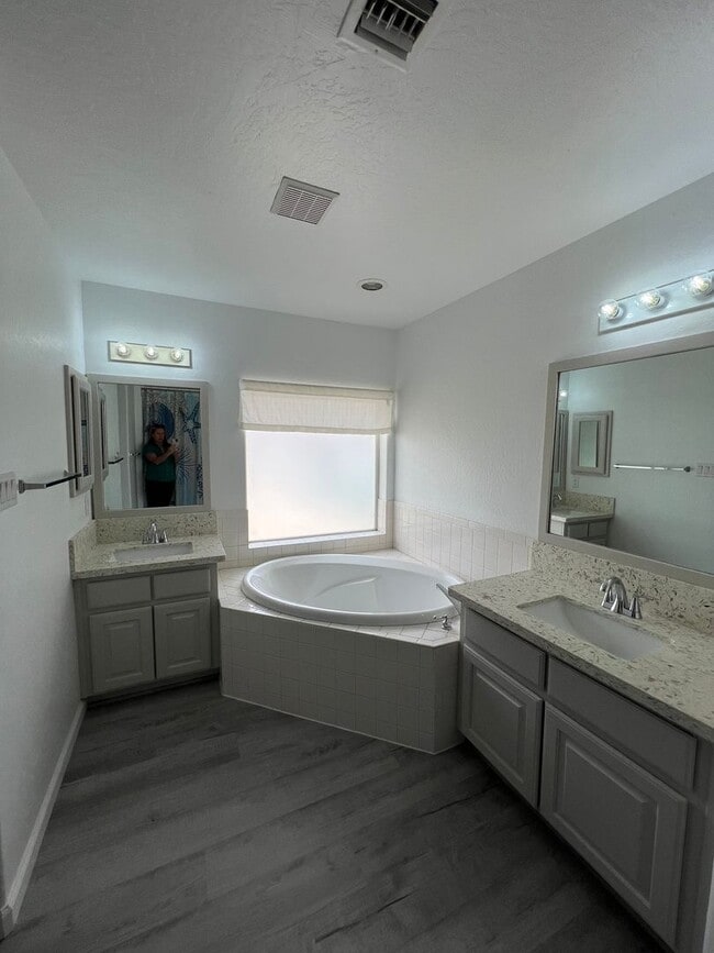 Building Photo - 4 BEDROOM POOL HOME!