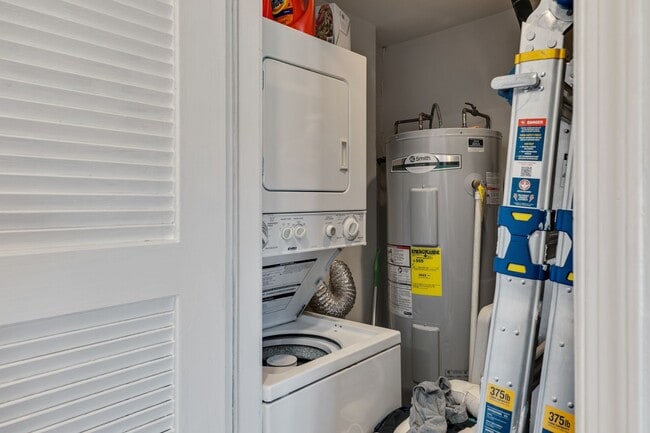 Building Photo - Beautiful Bi-level Condo For Rent In Fairmount With Parking!