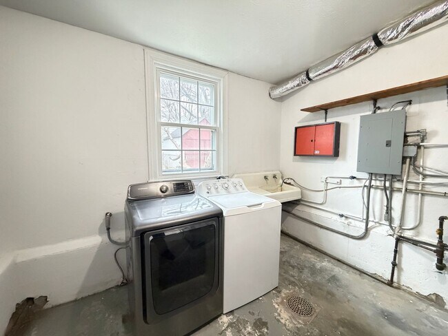 Building Photo - 3 bedroom charmer in Germantown