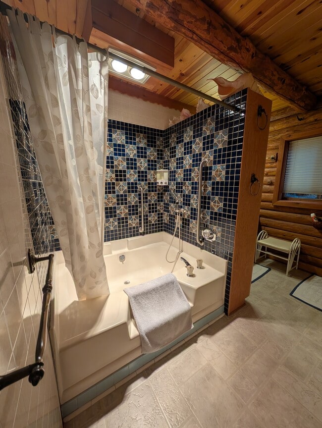 Building Photo - 7312 E Evans Creek Rd