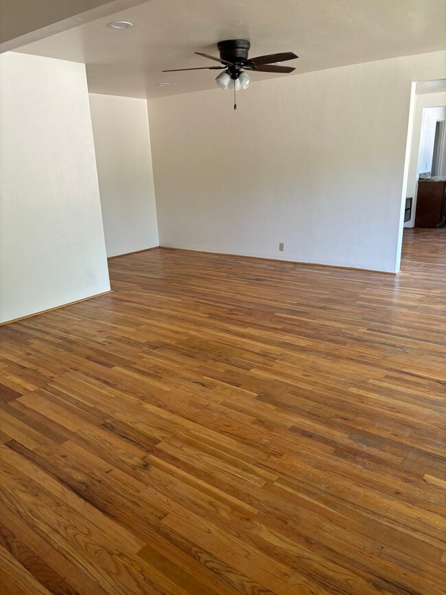 Living Room - 2001 Crestview Dr