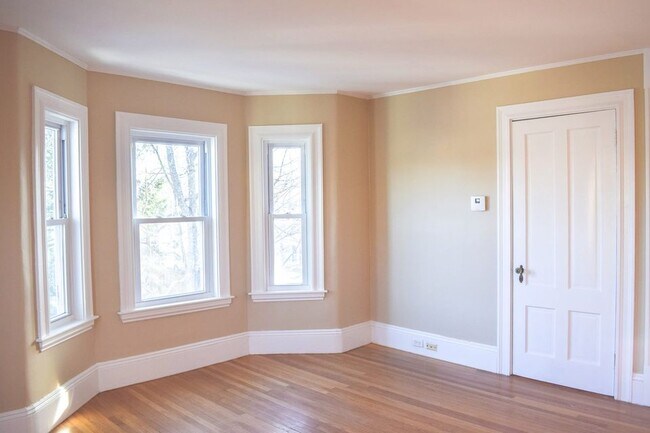 Building Photo - 113 Railroad Ave