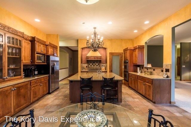 Building Photo - 2808 S Saint Charles Ln