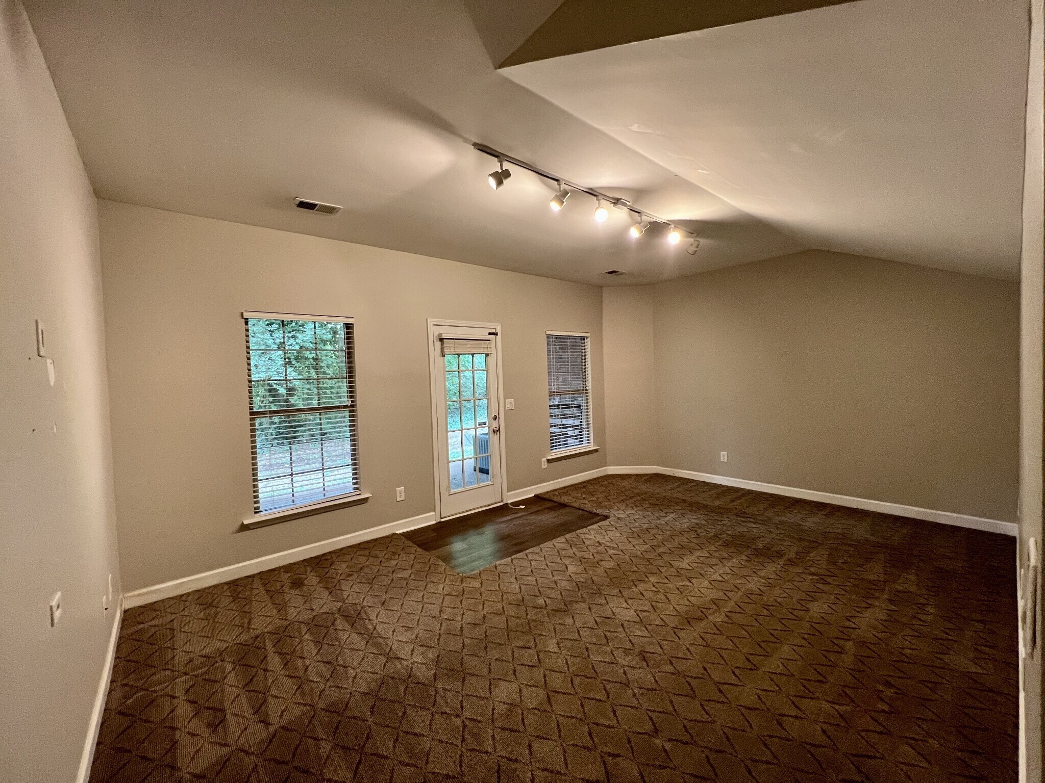Building Photo - 116 Carriage Ct