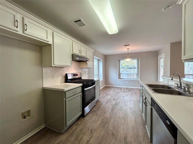 Building Photo - 1104 Doras Dr
