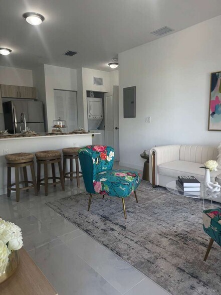 Building Photo - 900 SW 72nd Ave