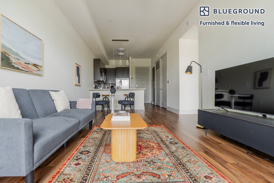 Building Photo - 615 W 7th St