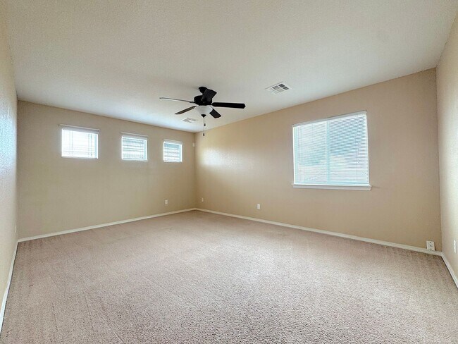 Building Photo - Sandstone Ranch Estates 4Bed/2.5bath Refrig A/C!