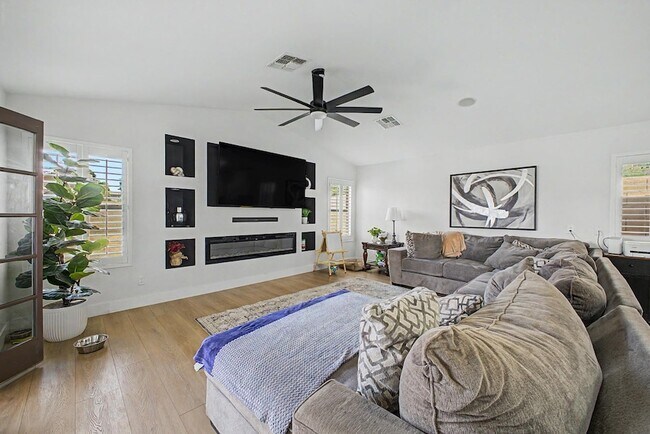 Building Photo - 8352 W San Juan Ave