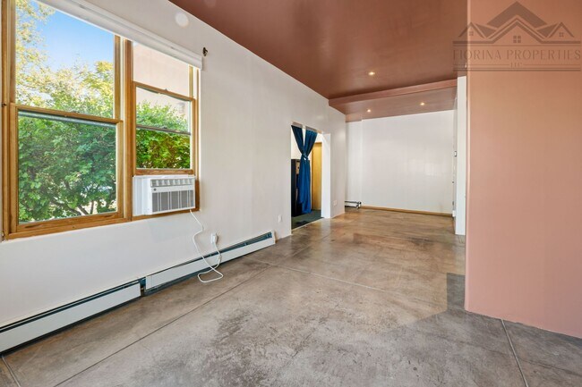 Building Photo - Bright Midtown Studio Loft