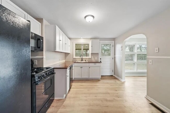 Building Photo - 13 Brookside Ave W