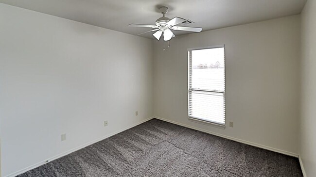 Building Photo - Very Nice 3 Bedroom 2 Bath Home in Yukon S...