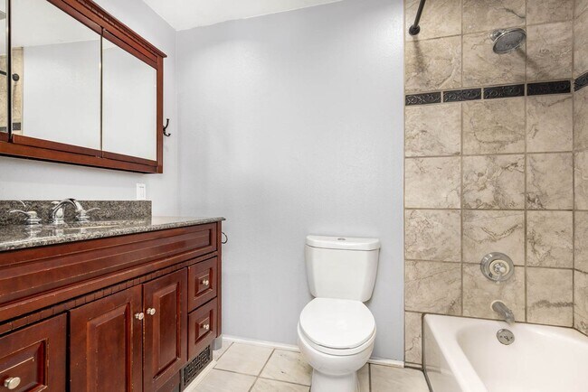 Building Photo - 1014 Crest Pl