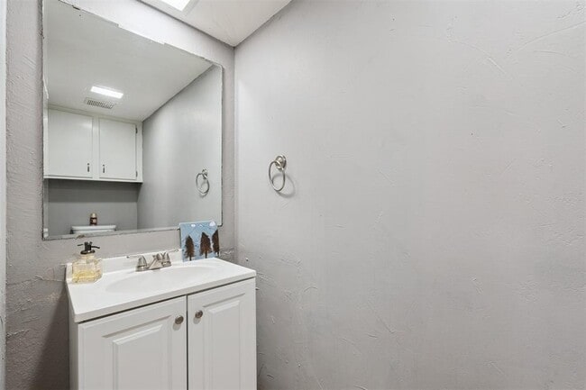 Building Photo - 9605 Hefner Village Blvd