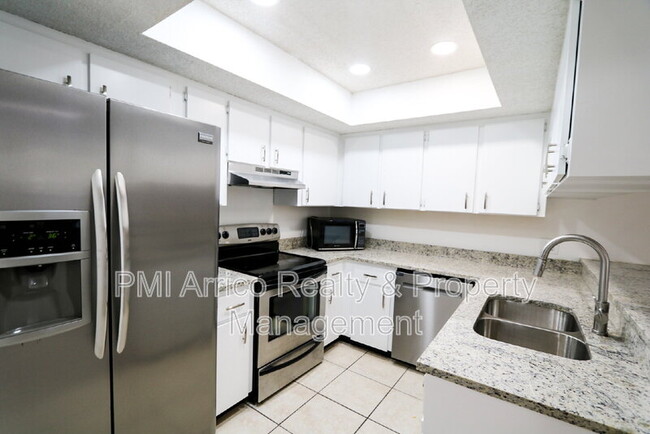 Building Photo - 3253 Bloomingdale Villas Ct