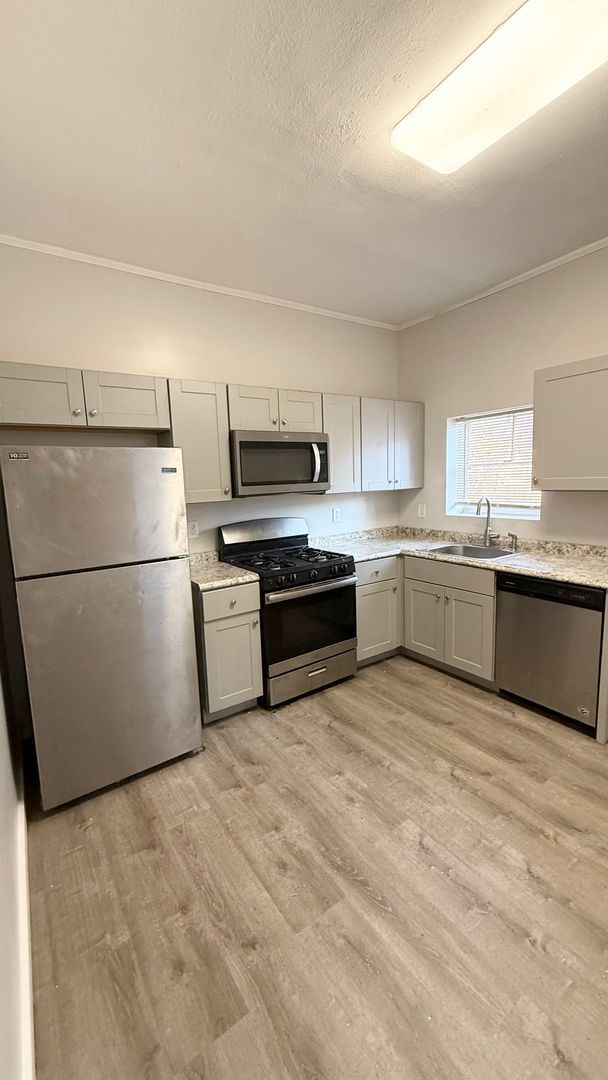 Building Photo - Spacious Townhome in Lawrenceville for Rent- Hardwood Floors and Large Backyard!