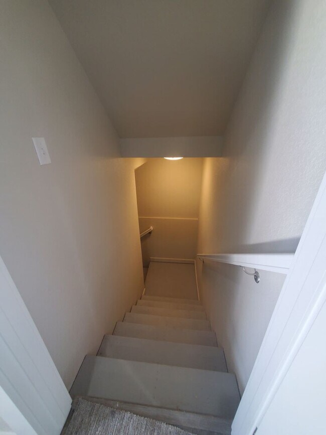 Building Photo - Updated and Very Spacious 3 Bedroom Townho...