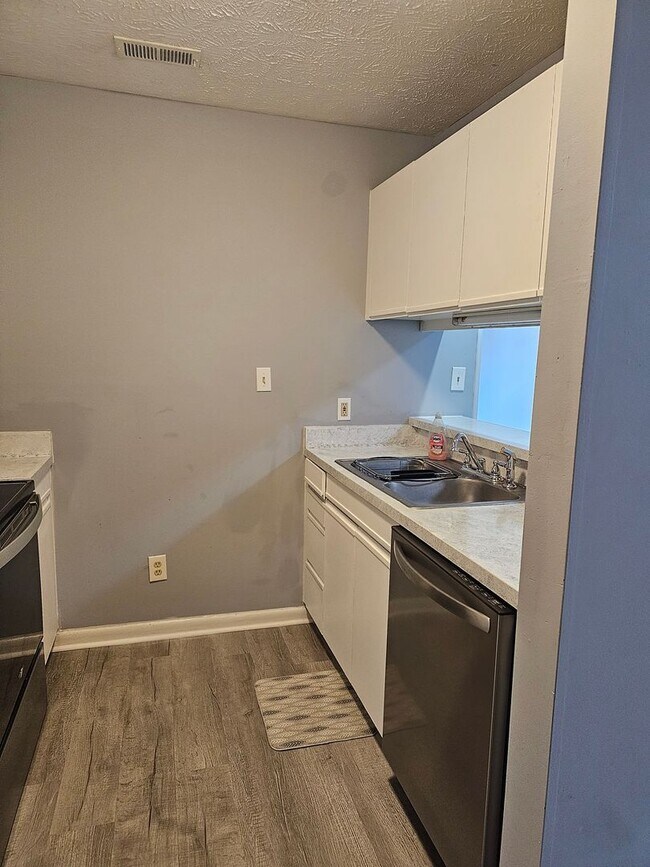 Building Photo - Newly Renovated 2 Bedroom, 2 Bath Condo in Gated Community.