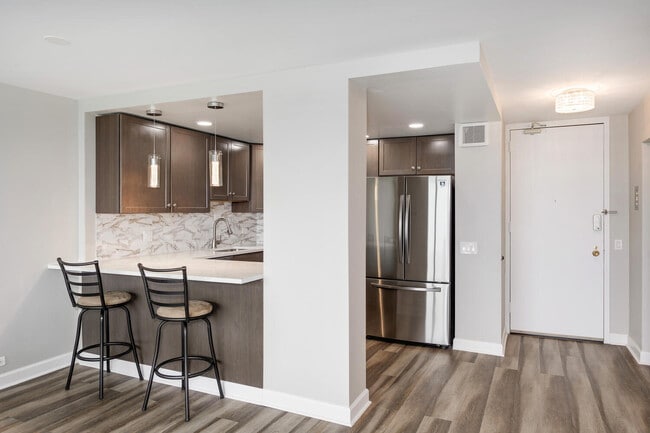 Building Photo - 5445 N Sheridan Rd