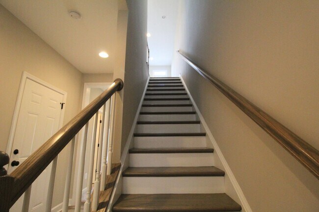 Building Photo - 3 bedroom town home with a finished basement and garage located in popular Preston Lakes