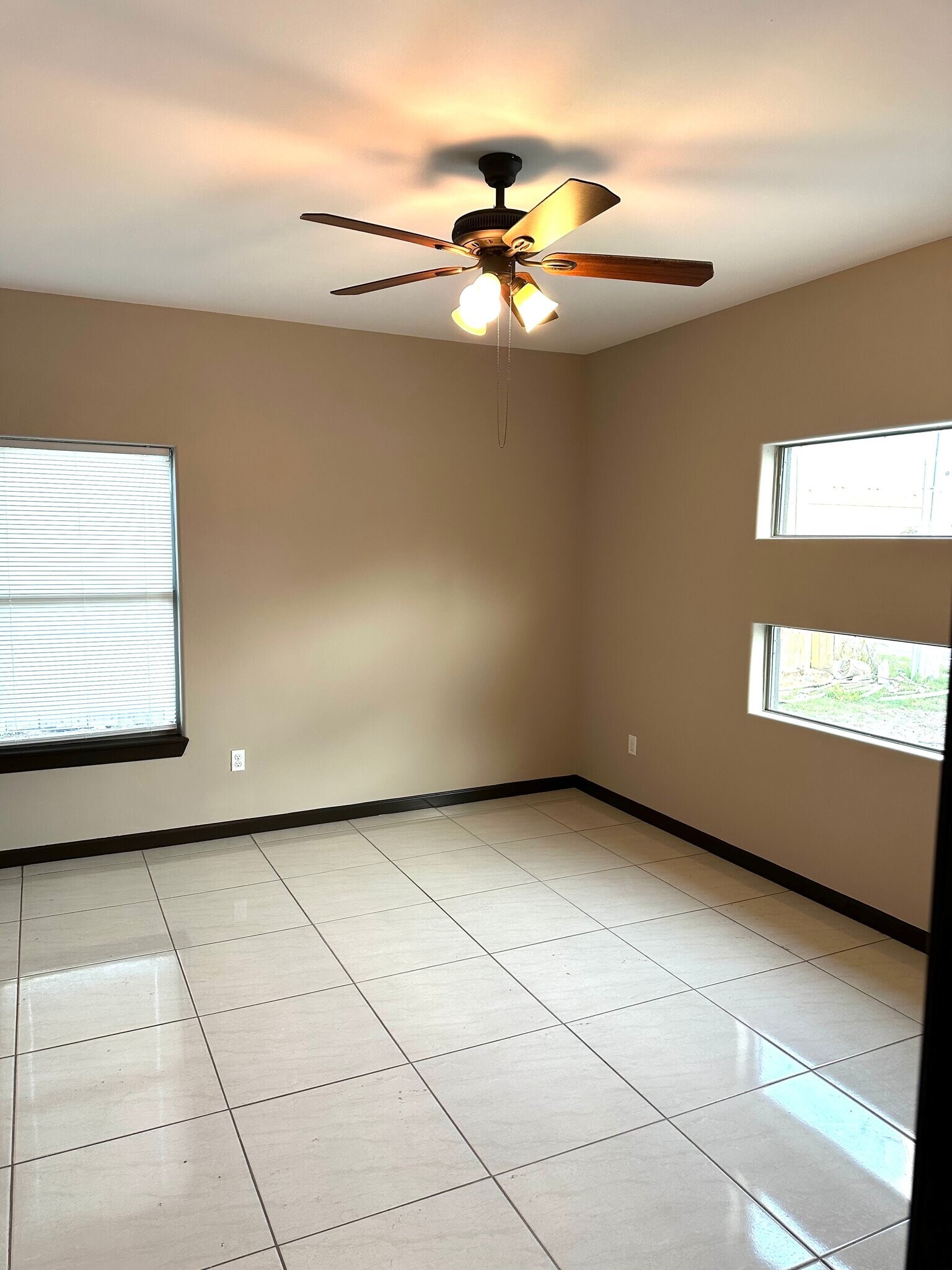 Building Photo - 537 Wild Rose Ln