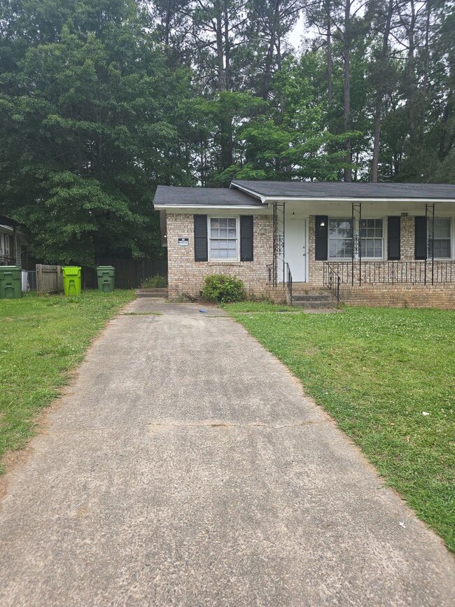 Building Photo - 2 bedroom 1 bath duplex off of Broad River Rd