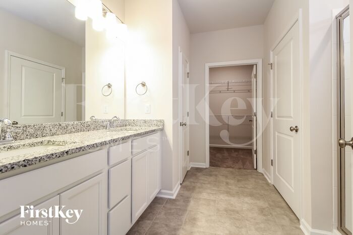 Building Photo - 8 Ramblehurst Rd