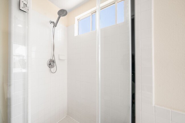 Building Photo - 4 Bedroom View Home in Emerald Heights | 3-Car Garage | Guard Gated Community