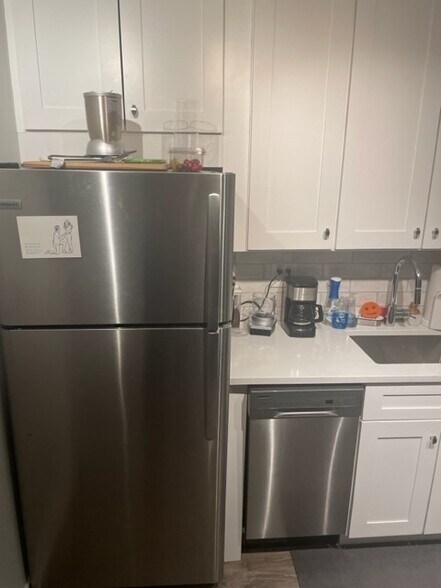 Building Photo - 2650 N Lakeview Ave