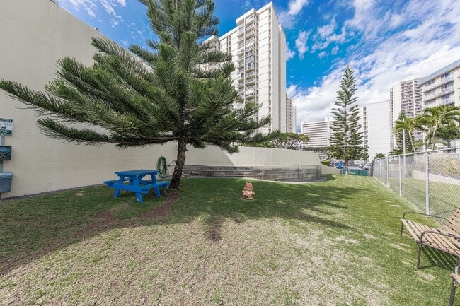 Building Photo - 2/2 Condo with 1 parking in Pool Community