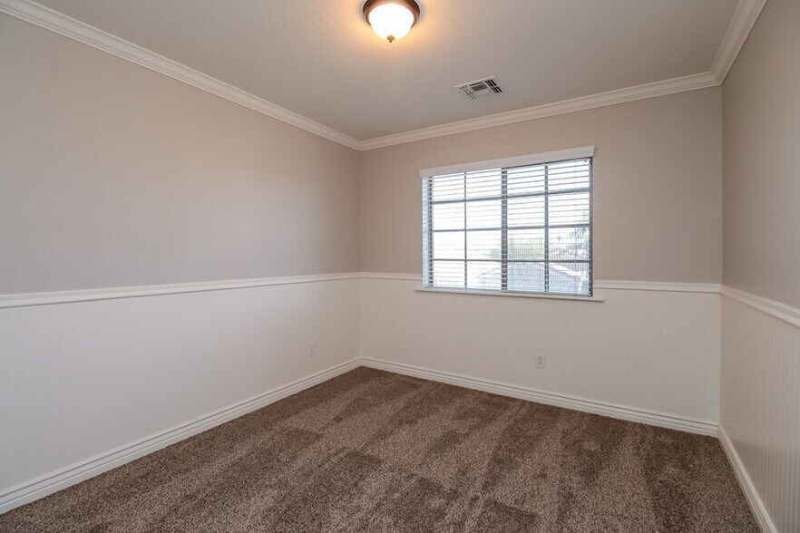 Building Photo - 452 S Sabrina