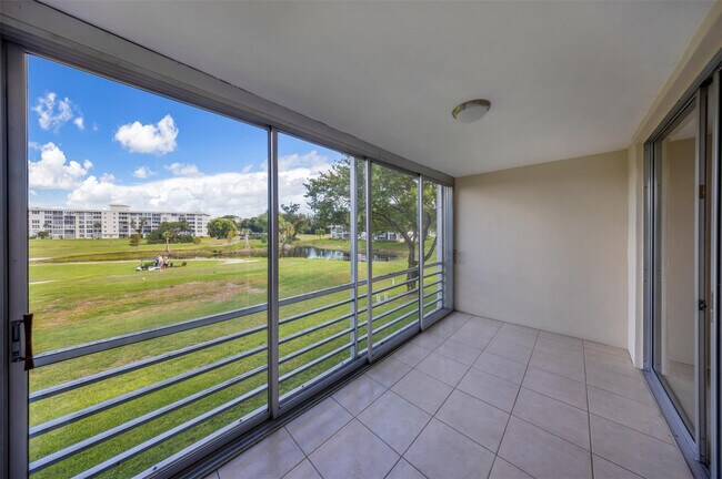 Building Photo - 2601 S Palm Aire Dr