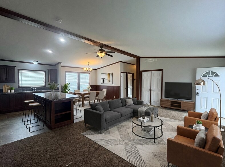 Building Photo - 2121 Four Seasons Dr