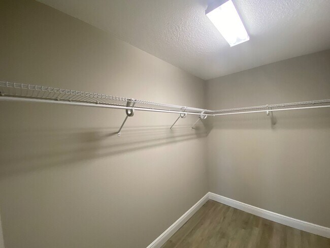 Building Photo - Available December 15th.....Custom Home - Desirable SE Ocala Neighborhood 3/2/2 **WON'T LAST**