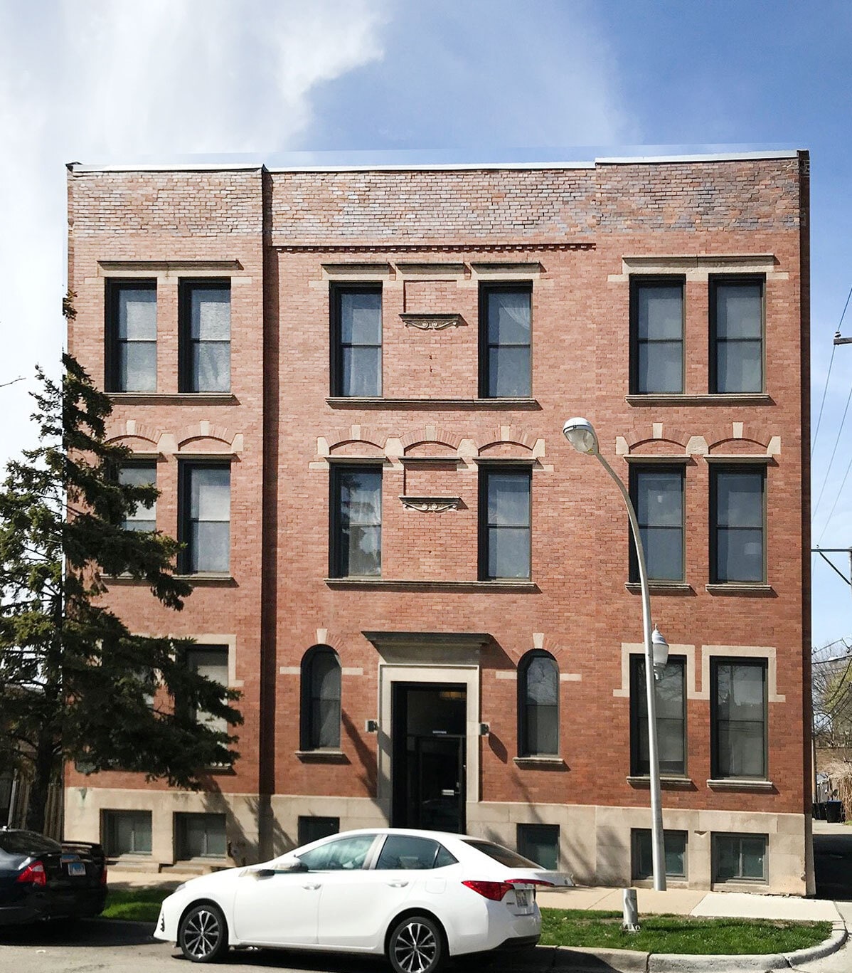 Building Photo - 1462 W Leland Ave
