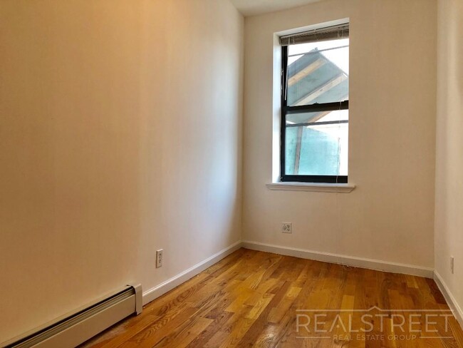 Building Photo - Just in! Well Priced 1 Bed in Bedstuy!