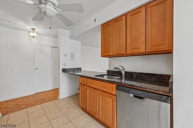 Building Photo - 135 S Maple Ave