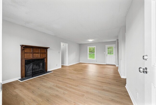 Building Photo - 3 Bedroom 2 Full Bath Home For Rent near Post!