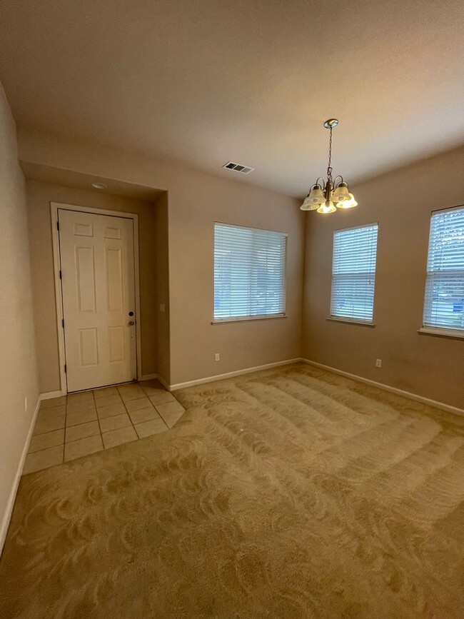 Building Photo - This charming 3/bed 2/bath welcomes you home.