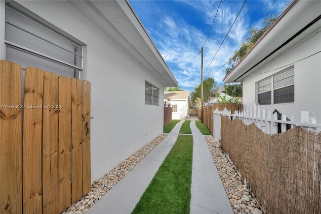 Building Photo - 2731 SW 24th St