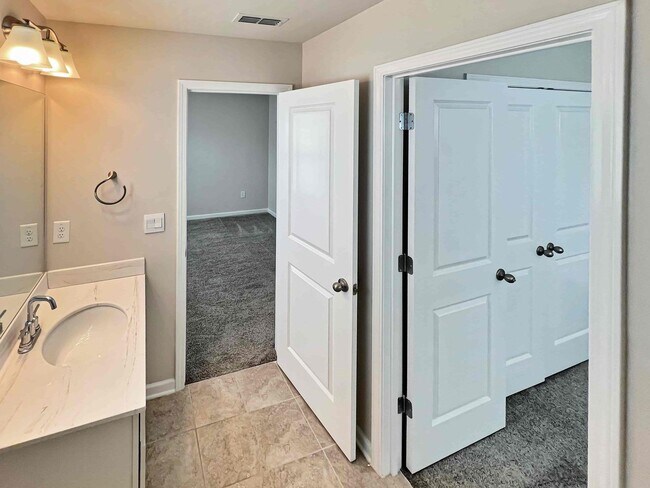 Building Photo - Fantastic 3 BR/2.5 BA Marietta Townhome in...