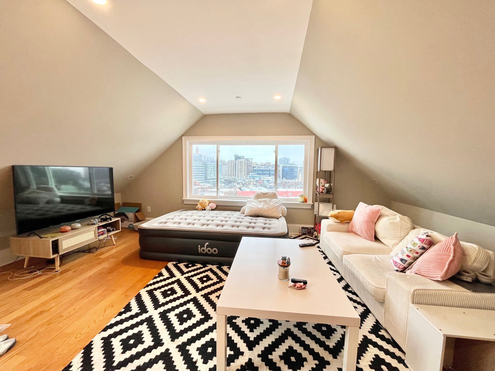 Building Photo - 180 Hillside St