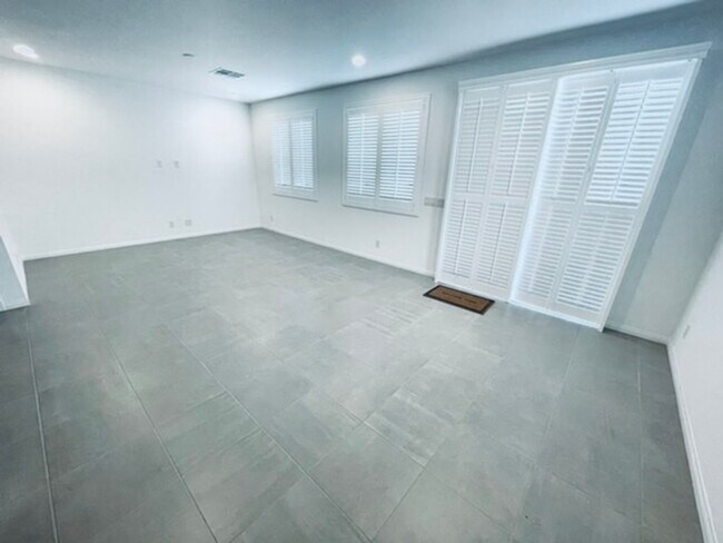 Building Photo - BEAUTIFUL 4 BEDROOM + LOFT HOME LOCATED IN...