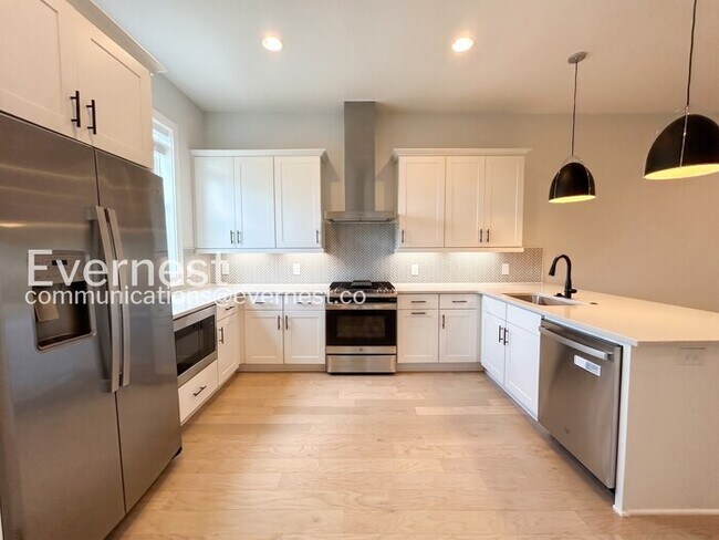 Building Photo - 4 Bed, 4.5 Bath Town Home with Garage / Available Now!