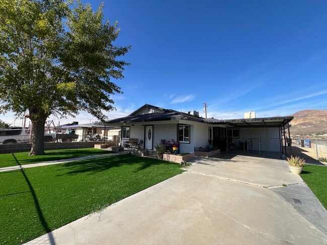 Building Photo - Beautiful 3 Bedroom 1 Bathroom House with Fenced and Landscaped Yard with All Utilities Included