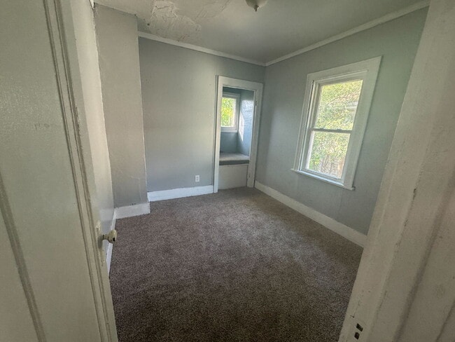 Building Photo - 2-Bedroom Gem on Barrie Avenue – Perfectly...