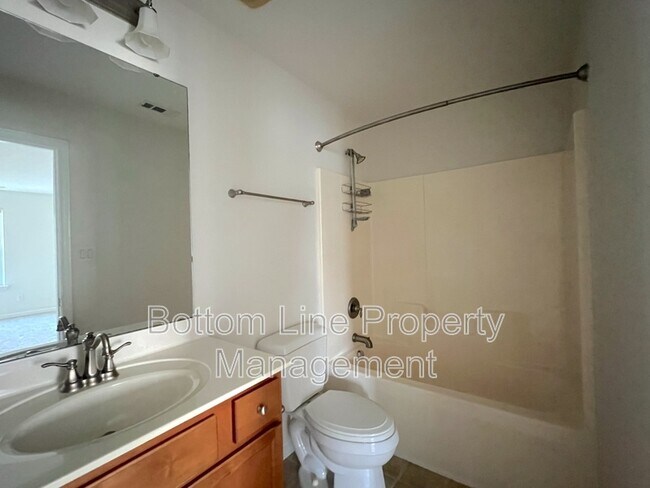 Building Photo - 702 Perth Dr