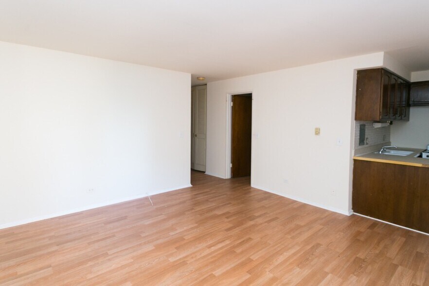 Building Photo - 3825 N Pine Grove Ave